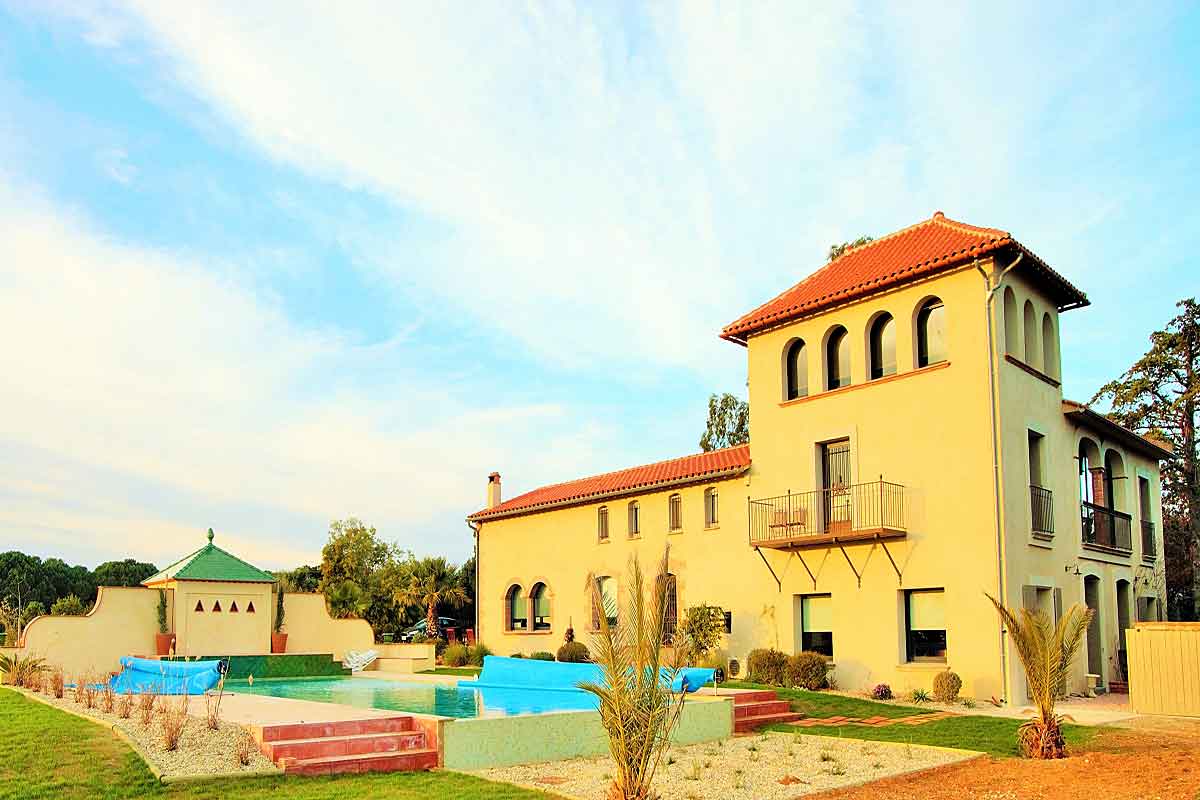 Languedoc Holiday Villa for up to 16 with Pool to Rent near Perpignan.