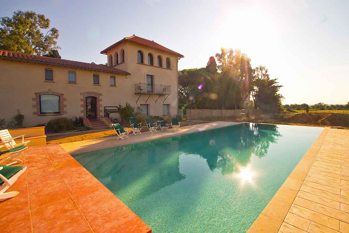Languedoc Holiday Villa for up to 16 with Pool to Rent near Perpignan.