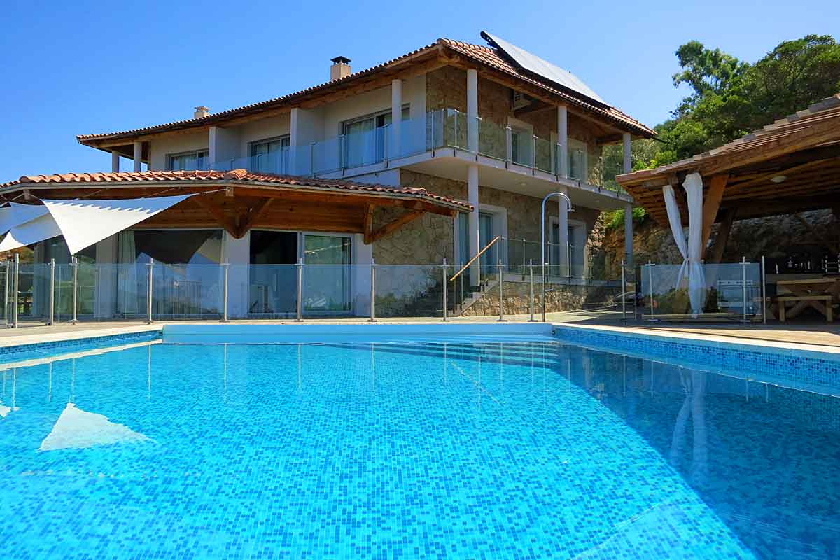 Large family rental in Corsica sleeps 20