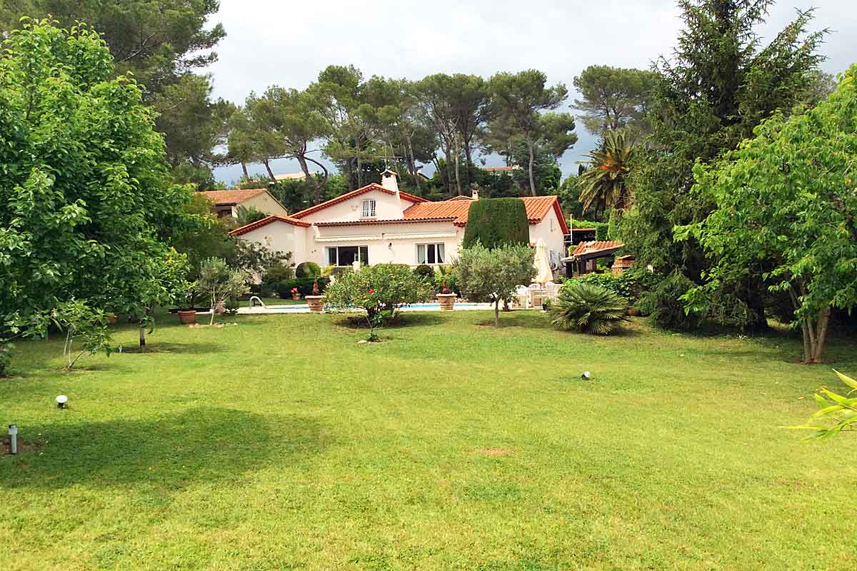 Lovely Luxury Villa with Pool for Rent in Mougins, Cote d'Azur.